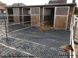 Aussenboxen Fur Pferde Pferdestalle Pferdeboxen Weidehutte Mit Fressgitter Offenstall Unterstand Stalle Pferdeunterstand Pferde Stall Bauen