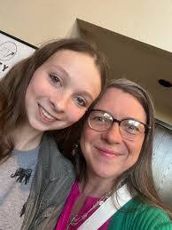 Lori Gunter's Instagram, Twitter & Facebook