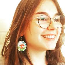C Est Ce Qui S Appelle Rire Jusqu Aux Oreilles Avec Les Boucles D Oreille Lavachequirit Merci A Notre Modele Colinludivine Glasses Glass Round Glass
