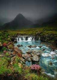 Jedinou suchozemskou hranici má s anglií, na východě je skotsko ohraničeno severním mořem, na severu a západě atlantským oceánem a na jihozápadě. Fairy Pools Glen Brittle Isle Of Skye Skotsko Matt Deamer Ireland Landscape Ireland Landscape Nature Fairy Pools