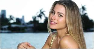 Sofia vergara hair color natural. 10 Celebrities Who Look Better With Natural Hair Color 10 Who Look Amazing With A Dye Zabawa Wskazowki I Przydatne Informacje Na Temat Zwiazkow I Malzenstwa