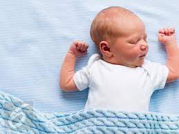 Gunakanlah cara menggendong dengan posisi bayi tegak, baik dengan mendekapnya ataupun posisi miring, agar mengurangi tekanan pada bagian belakang kepalanya. 6 Langkah Agar Kepala Bayi Tak Peyang Health Liputan6 Com