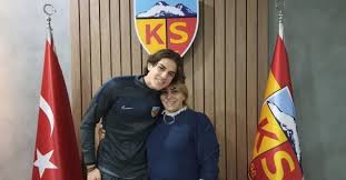 Kayserispor'un kulüp yönetim kurulu, başkan erol bedir'in istifasını kabul ederek kayseri büyükşehir belediyesi genel sekreter yardımcısı hamdi elcuman'ı başkanlığa getirdi. Kayserispor Baskani Berna Gozbasi Kazananlar Her Zaman Mucadele Edenlerdir