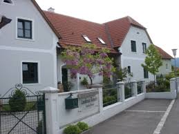 Der gasthof rossatz 8 begrüßt sie in rossatz inmitten der wachau und nur 10 fahrminuten von krems entfernt mit blick auf die umliegenden weinberge. Privatzimmer Landhaus Rossatz