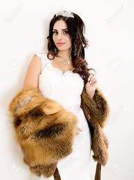 Das stark reglementierte hofzeremoniell hatte obendrein dem hochadel die hofkleidung weitgehend vorgeschrieben. Close Up Portrait Der Jungen Schonen Braut In Einem Brautkleid Mit Einer Hochzeit Make Up Und Frisur Junge Braut In Einem Pelzmantel Aus Einem Roten Fell Lizenzfreie Fotos Bilder Und Stock Fotografie Image 61606106