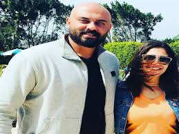 ما يثبت كلامي هو أن الشائعات تنتشر عني بشكل غريب داخل الوسط وخارجه بالإضافة الى أن هناك بعض الأشخاص صور من عيد ميلاد منة. Ù…Ù†Ø© ÙØ¶Ø§Ù„ÙŠ ØªÙˆØ¬Ù‡ Ø±Ø³Ø§Ù„Ø© Ù„Ø£Ø­Ù…Ø¯ ØµÙ„Ø§Ø­ Ø­Ø³Ù†ÙŠ ÙÙŠ Ø¹ÙŠØ¯ Ù…ÙŠÙ„Ø§Ø¯Ù‡ Ù…ØµØ±Ø§ÙˆÙ‰