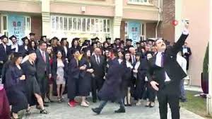 Anadolu üniversitesi açıköğretim fakültesi yunus emre kampüsü tepebaşı 26470 eski̇şehi̇r / türki̇ye. Anadolu Universitesi Acikogretim Fakultesinin Kktc Lefkose Kampusunde Mezuniyet Coskusu