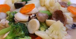 Kamu cukup mencampur berbagai sayuran segar dengan mayonnaise, minyak wijen, atau minyak zaitun. Menu Makan Malam Sehat Coba Bikin Capcay Goreng Bakso
