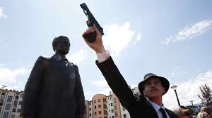 Infórmanos de los anuncios inapropiados. Levantan Estatua Del Autor Del Magnicidio Que Inicio La Primera Guerra Mundial Mundo La Voz Del Interior