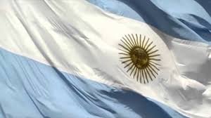 El color y el idioma de la bandera argentina télam la discusión sobre los motivos que llevaron al coronel manuel belgrano a elegir el celeste y el blanco para adornar el estandarte que izó en las barrancas del paraná a fines de febrero de 1812 es antigua pero, muchas veces, superficial y poco productiva. Bandera Argentina Flameando Bandera Picture Quotes Argentina