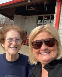 Donna Hinnant's Instagram, Twitter & Facebook