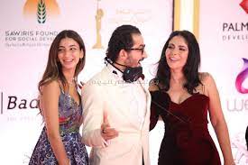 رجل يريد بيع مصنعه ويستأجر امرأة وابنتها لتمثيل دور زوجته وابنته والطفله تملك منزل لعبه يشبه منزله وامها تعمل لديه عامله في المصنع ولذلك تقبل تمثيل دور زوجته. Ø§Ù„Ø¸Ù‡ÙˆØ± Ø§Ù„Ø£ÙˆÙ„ Ù„Ø§Ø¨Ù†Ø© Ø£Ø­Ù…Ø¯ Ø­Ù„Ù…ÙŠ ÙˆÙ…Ù†Ù‰ Ø²ÙƒÙŠ ÙÙŠ Ø§ÙØªØªØ§Ø­ Ù…Ù‡Ø±Ø¬Ø§Ù† Ø§Ù„Ù‚Ø§Ù‡Ø±Ø© Ø¨ÙˆØ§Ø¨Ø© Ø£Ø®Ø¨Ø§Ø± Ø§Ù„ÙŠÙˆÙ… Ø§Ù„Ø¥Ù„ÙƒØªØ±ÙˆÙ†ÙŠØ©