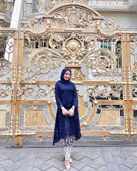 Assalamu'alaikum.selamat datang kembali di channel nafisa tube, kesempatan kali ini saya membagikan beberapa model gamis brokat kombinasi modern dan. Gambar Mungkin Berisi Satu Orang Atau Lebih Dan Orang Berdiri Pakaian Pesta Mode Wanita Gaun