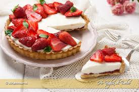 Riprendetela quindi e versate la salsa di fragole. Crostata Di Fragole E Crema Allo Yogurt