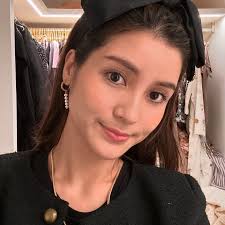 如果不趕時間，我們能不能用20 天，重新認識自己一次？ 】 這是一個還在孵化中的想法，也是何時旅遊想做的一場大膽實驗。 我想先聽聽你們的聲音。  在經營旅行社的日子裡，我常看到許多客人在旅途中，雖然身體到了風景區，心卻還留在辦公室的焦慮裡。我們習慣了用「名片 ...