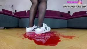 Girl crush different things, like a pomegranate, a normal apple, avocado,  aubergine, red, green and yellow peppers, Easter eggs and strawberries are  also crushed - XNXX.COM