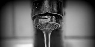 Comment Deboucher Un Siphon De Douche Ou D Evier Sans Produit Chimique En 2020 Filtre A Eau Economiser L Eau Deboucher Douche