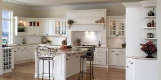Beyaz Kantri Mutfak Dolabi Modelleri Kantri Mutfaklar Feza Mutfak French Country Kitchen Cabinets Kitchen Remodel Small White Kitchen Remodeling