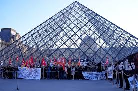 Louvre closed as staff strike over working conditions, weeks after €88m  jewel heist | Euronews