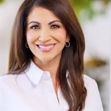 Liz Bustamante's Instagram, Twitter & Facebook