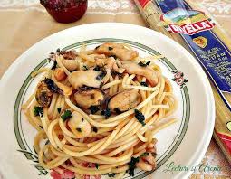 Se servesc calde cu un pahar de vin. Spaghete Cu Fructe De Mare Si Sos De Rosii