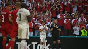 Juste avant la pause, christian eriksen s'est écroulé sur la pelouse. Christian Eriksen Cardiac Arrest Denmark Vs Belgium Pause Euro 2020 Clash To Pay Tribute To Player
