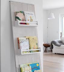 Irgendwie Fand Ich So Schalbretter Schon Immer Toll Und Als Nach Unserem Umbau Dann Eines An Der Wand Draussen Bucherregal Kinder Schalbretter Bucherregal