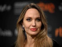 Knappe blondine vermoordt liefdesrivale en vraagt politie sigaret