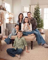 Lisa And Dan Tiemann S White Minimalist Chicago Holiday Home Family Christmas Pictures Family Holiday Photos Christmas Family Photos