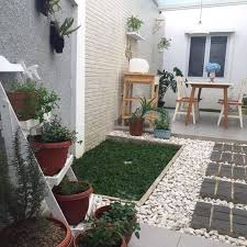 Model taman kecil depan rumah rumah minimalis yang tercipta pada gambar diatas memiliki ciri dan karakteristik tersendiri, dekorasi kolam ikan yang cantik dengan jembatan penghubung yang menarik sangat memebrikan kesan asri dan natural pada rumah anda, udara yangs ehat dan menyegarkan. Desain Taman Minimalis Di Lahan Sempit Yang Bisa Dijadikan Inspirasi