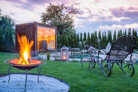Wellness Im Kleinen Privaten Spa Mit Sauna Kubus Im Eigenen Garten Landhaus Rustikale Landhauser Haus