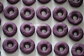 Tuangkan air daun suji pandan, aduk rata sambil tambahkan air hingga menjadi adonan yang kalis dan lembut. Kuih Keria Keledek Ungu Resepi Terbaik