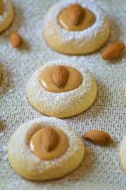 Cette pâtisserie algérienne friable est très agréable et très fondante en bouche , la ghribia constantinoise se prépare avec de la farine , du sucre et du beurre clarifié ,une recette simple et. Sables Ultra Fondants Au Amlou Aux Delices Du Palais En 2020 Alimentation Fondue Au Chocolat Dessert Facile