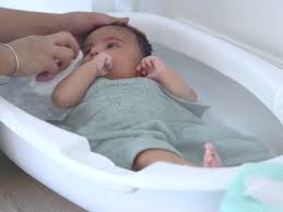 Use a washcloth to clean their face and hair, and shampoo their scalp one to two times per week. How To Give A Baby A Bath