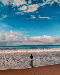 Pantai pelabuhan ratu adalah tempat wisata rakyat dan meski sudah ada hotel bertaraf internasional yang dibangun dekat dengan bibir pantai, harga tiket masuk ke pantai masih sangat murah hingga sekarang. Pantai Pelabuhan Ratu Sukabumi Rute Dan Harga Tiket Masuk Terbaru Pantai