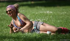 Titslip At Public Park – Sexy Candid Girls