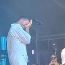 Le chanteur Amir craque et se retrouve en larmes hier soir sur la scène des Francofolies après les appels au boycott dont il est victime :, "Je respecte ceux qui s’opposent à moi, mais je pense que ...