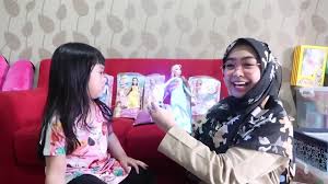 Liputan6.com, jakarta ria ricis kembali menuai pro kontra terkait dengan kontennya. Streaming Barbie Elsa Bisa Nyala Dan Hidup Unboxing Frozen Trimming Vidio