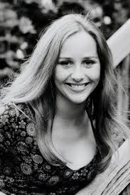 Hilary Heath's Instagram, Twitter & Facebook