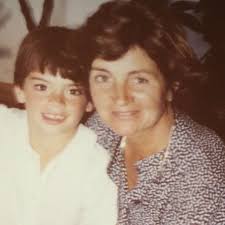 90 años que llegaste a este mundo que supo de tu generosidad, amor por los  jardines, los animales, tus 9 hijos y 35 nietos. Abrazo al cielo querida  Sally, madre querida. 🎂