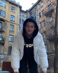 Попробуем проследить непростой путь любимца младшеклассников: Danya Milohin Tik Tok Biografiya Foto Skolko Let Roditeli Devushka Sestra