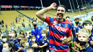 C'est désormais officiel, gianluigi buffon rejoint le club français du paris saint germain. Gianluigi Buffon So Teilte Die Torwart Ikone Seiner Frau Die Ruckkehr Zum Ac Parma Mit Fussball Video Eurosport