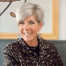 Leigh Huggins's Instagram, Twitter & Facebook