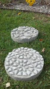 Selbstgemachte Runde Trittsteine Aus Beton Im Rasen Selbermachen Beton Gartendeko Aus Beton Garten Deko