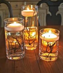 Las copas de cristal tienen varios usos en la decoración y es que además de poder colocar en ellas flores de tallo corto, también podremos crear un adorno muy especial. Decoracion De Bodas Archivos Pagina 18 De 33 Los Mejores Centros De Mesa Para Boda Originales Y Sencillos