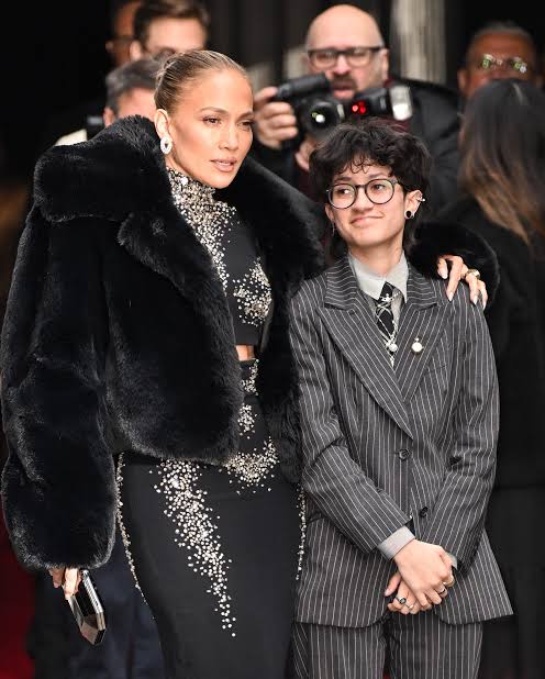 Vuelve a estar en el centro de la conversación! La hija de #JenniferLópez y  #MarcAnthony ha generado miles de reacciones en redes sociales luego de que  trascendiera que estaría utilizando el nombre