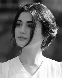 لا تشعُرني بِانك تستطِيع التخلي عنِي، كي لا أشعرُك أنني لَا أريدك"