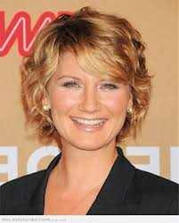 Epingle Par Curly Whirls Sur Need A Haircut Cheveux Courts Visage Rond Coiffures Courtes Ondulees Coupe De Cheveux Courte This type is suitable for all women who want to feel young and beautiful girl.with short hair over 50 round face you will always look young and beautiful. curly whirls sur need a haircut