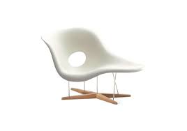 Chaise eames¹ en plastique et à bascule en bleu clair. La Chaise Eames Miniature Vitra Milia Shop