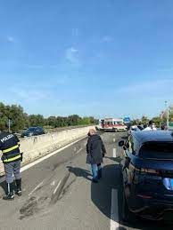 Ragazzo muore travolto dal treno. Incidente Oggi Sulla Brindisi Bari Auto Contromano Si Schianta A Fasano Due Morti